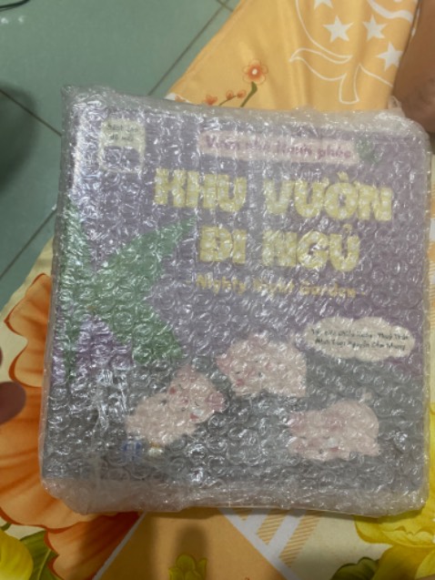 Sách đẹp, bao cần thận, ship hơi lâu tí thôi! Được tặng quà các con số! P