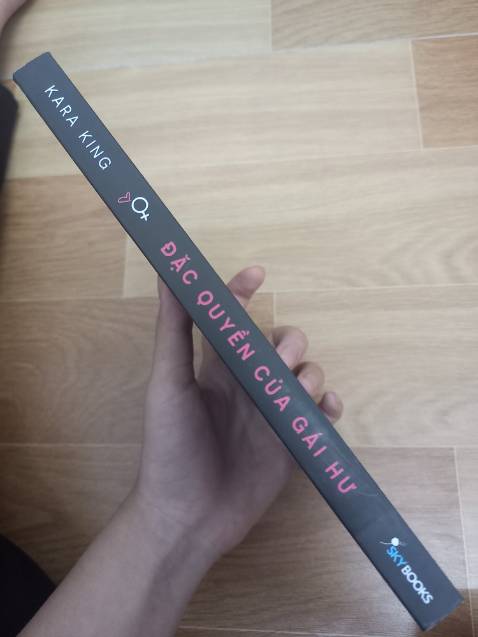 bìa ngoài hơi trầy xíu, cuôn sách này phù hợp cho phụ nữa và những bạn trên 18t: tư tưởng hơn thua, sân si trong mối quan hệ nam nữa cực cao. Tuy nhiên, sách cũng có phần thú vị như phând hẹn hò vs những chủ đề: Hãy xem như một cuộc chơi,...