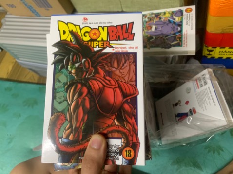 Bảo là hàng mới mà mở ra các thẻ tặng kèm trong truyện thì ko có mới thì mới thiệt mà có mấy cuốn có thẻ thì seal mất tiêu😅