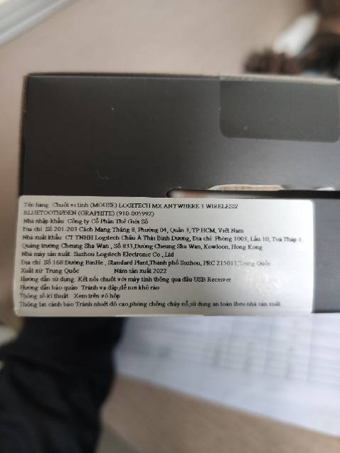 Giao hàng của TikiNow rất nhanh và chu đáo với cách đóng gói sản phẩm. 
Tuy nhiên mình cảm thấy nhà cung cấp bảo quản sản phẩm chưa tốt, có dấu hiệu ẩm mốc ở bên trong hộp, cáp và tờ HDSD bị lên mốc trắng, có 2 vết trầy xước bên trên thân chuột, khá là lăn tăn, có lẽ do sản phẩm sản xuất từ 2022.