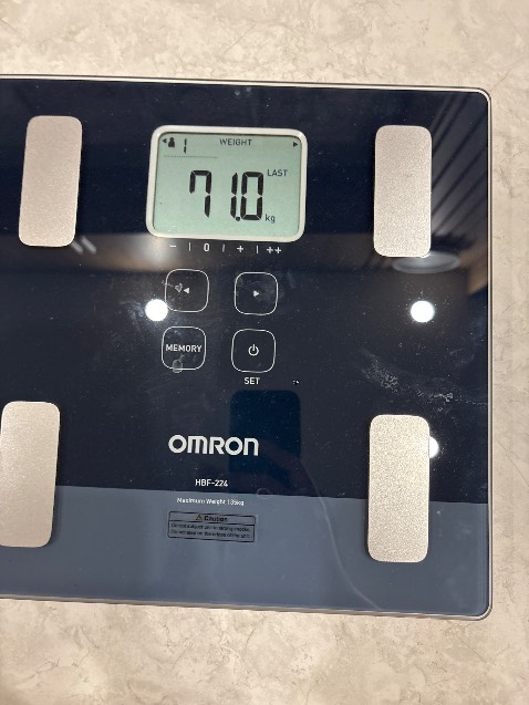 Đo kết quả hoàn toàn không chính xác. Mục tiêu mua máy để đo % mỡ (fat), cơ (muscle), calo tiêu thụ, ước tính tuổi nhưng chỉ sổ đo cho 4 profile đều lung tung. 
Chỉ số thì đẹp không tưởng (mỡ thấp, cơ cao so với thực tế), nhưng chỉ số mỡ nội tạng và tuổi sinh học lại cao bất ngờ
Đã đối chiếu với các máy chuyên dụng với các phòng gym.
Yêu cầu trả hàng, hoàn tiền