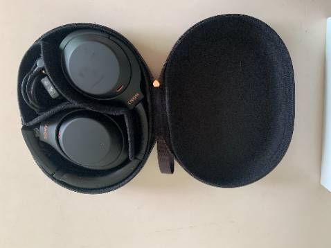 Nên dùng tai nghe với sản phẩm của Apple. Nghe nhạc trên máy tính dùng Windows khó đạt đến chất tinh tế. Chất lượng tai nghe tốt, cách âm rất hiệu quả. Cảm giác ban đầu về nền âm thanh chế độ chống ồn là rất dễ chịu. Tai nghe thông minh và rất thú vị khi khám phá từng tính năng. Ví dụ, đang nghe nhạc mà nói chuyện thì tai nghe tự động tắt để người đeo nghe được âm thanh bên ngoài. Chụp tai lớn, đủ bao trọn mà tai không bị đè ép. Pin trâu khỏi nói, nghe cả ngày luôn.
Trong hộp có kèm code nghe miễn phí Sony 360 Reality Audit trong 03 tháng nhưng không dùng được. Ở Việt Nam chỉ dùng code này đăng ký được trang Deezer nhưng vẫn đòi trả tiền. Điểm trừ
Giao hàng cực nhanh. Đặt mua buổi chiều, sáng sau đã giao. Bao gói phù hợp, an toàn. Tiki nhắn tin code nhận hàng trước để báo cho shipper lúc nhận hàng. Cách này giảm thiểu rủi ro giao nhầm người.