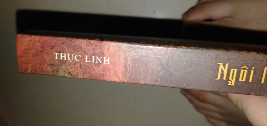 Bản tái bản này xấu dã man luôn ạ:((, gáy dính keo quá trời quá đất, nhưng thôi, ko sao. Mình có bản in đầu có chữ kí tác giả nhưng bạn làm mất r nên mua lại. Nội dung thì hay lắm nhe, Thục Linh là tác giả mình khá yêu thích. Mặc dù t
tên sách là Ngôi Làng Cổ Mộ nhưng thật ra là còn Cầu Vong Phách ở nửa sau nữa, mình đánh giá cao Cầu Vong Phách hơn ạ:v