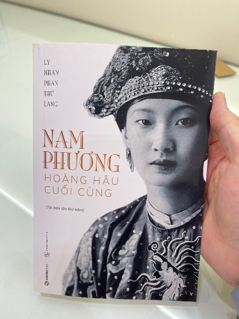 Sách ko còn seal tuy nhiên tình trạng còn tốt và còn bookmark . Nên mua vì giá tốt