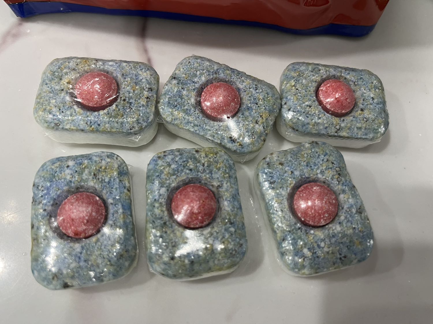 Cảm giác viên rửa bị cũ, để rất lâu ngày rồi ấy ạ. Các viên rửa không còn mới, như bị mốc lên ấy!