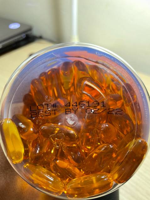 - Đóng gói kỹ, không móp méo
- Hạn sử dụng còn hơn 1 năm
- Dầu cá có mùi cá hồi
- Dưới nắp còn có seal