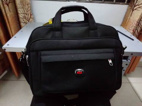 Hơi bé, đựng được ít đồ, nhưng chắc chắn