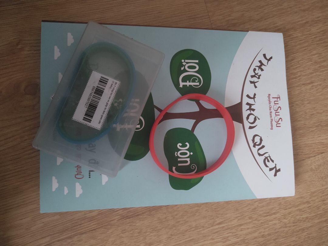 Vòng tay hơi lỏng với mình, nhưng nhìn chung sản phẩm tốt. Mua thêm sách để ủng hộ Fususu nha mọi người.