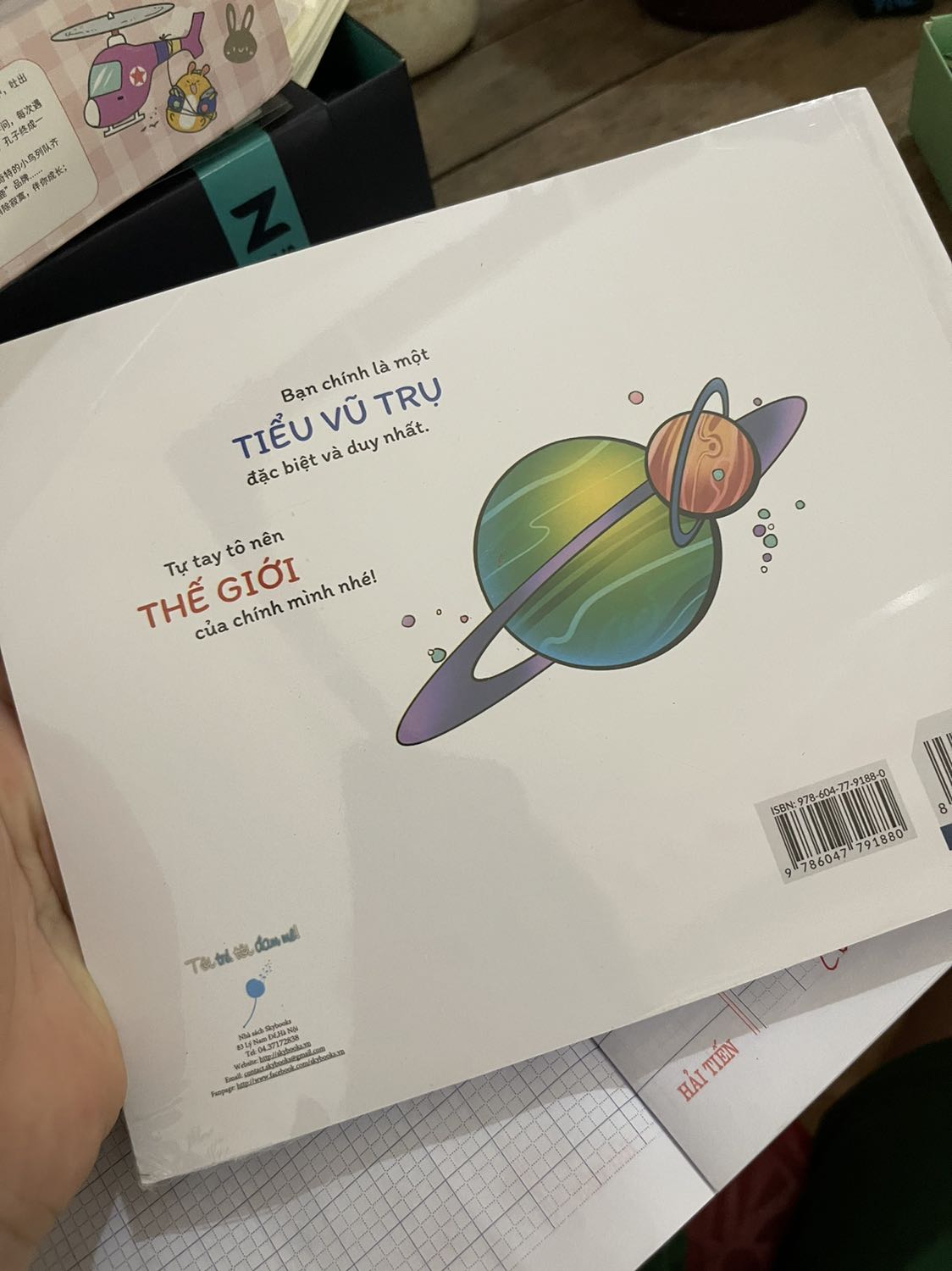 Sách dày dặn hàng về đến tay thì hộp hơi móp nhưng không ảnh hưởng đến sản phẩm bên trong. Rất ưng ý