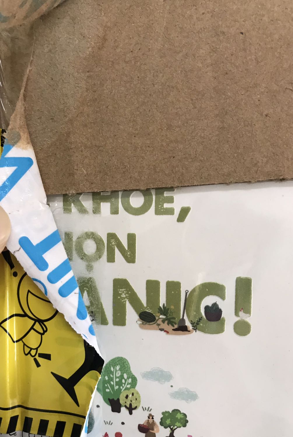 Đóng gói rất ẩu tả, 3 cuốn sách dày mà nhét trong cái hộp bé xíu, k đủ chỗ dán thì dán băng keo lên cả sách, may mà mình có dùng bọc sách mà kéo ra còn muốn rách luôn cái bìa bọc, nếu không bọc thì chắc bìa sách đi theo băng keo luôn rồi. Rất tệ