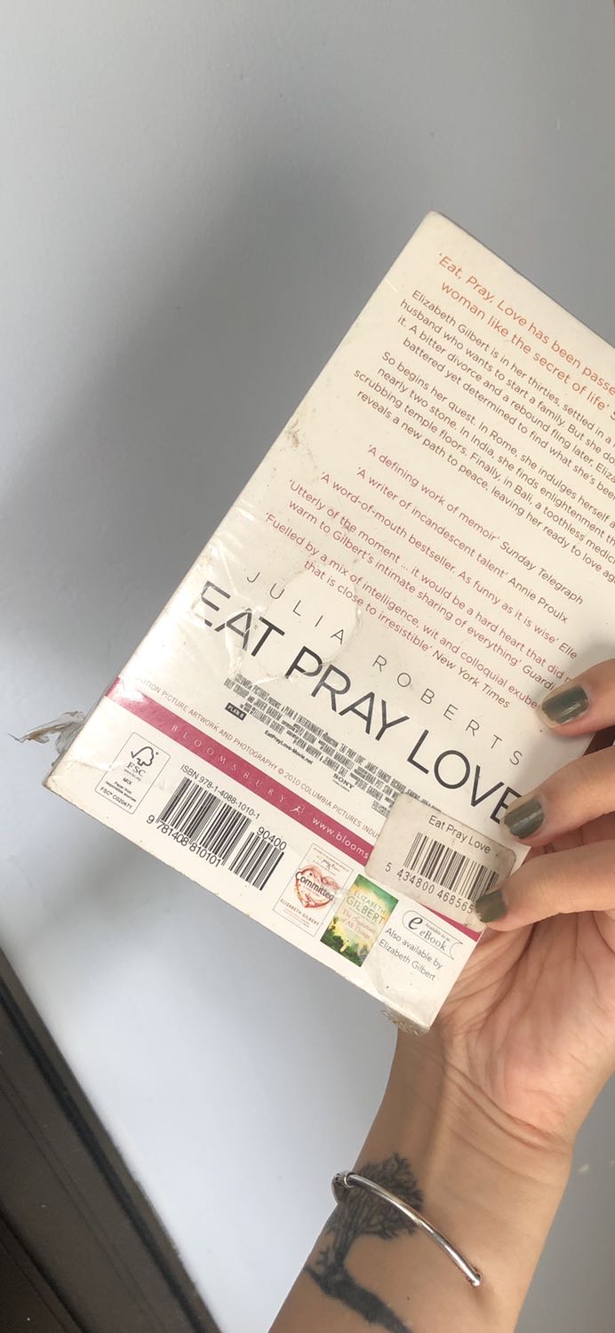 Shipper rất ổn. Ổng gửi stk cho mình đưa sách rồi đi luôn. K thèm biết là nhận được tiền hay chưa. 
Nhưng tình trạng sách CỰC TỆ!!!  giầy ố vàng từng mảng, bong lớp nilon bọc ngoài dù bên ngoài bọc rất cẩn thận, hộp còn nguyên mới. 
Size sách cũng nhỏ hơn mình nghĩ. 
Dù có thích sách cũ tới đâu thì tình trạng sách này cũng là rất tệ. Mọi người cân nhắc khi book nhe!!
3sao vì nội dung của sách thôi ạ Shipper rất ổn. Ổng gửi stk cho mình đưa sách rồi đi luôn. K thèm biết là nhận được tiền hay chưa. 
Nhưng tình trạng sách CỰC TỆ!!!  giầy ố vàng từng mảng, bong lớp nilon bọc ngoài dù bên ngoài bọc rất cẩn thận, hộp còn nguyên mới. 
Size sách cũng nhỏ hơn mình nghĩ. 
Dù có thích sách cũ tới đâu thì tình trạng sách này cũng là rất tệ. Mọi người cân nhắc khi book nhe!!
3sao vì nội dung của sách thôi ạ