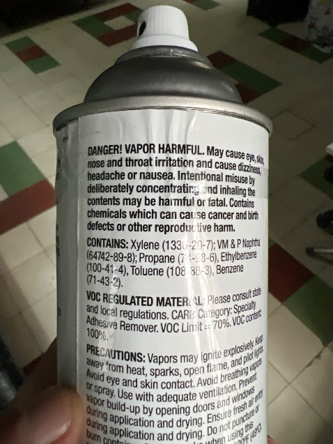 Hàng không đúng của 3M. Tên và logo của sản phẩm được in trên giấy quấn trên thân ống xịt bằng băng keo. Đã xịt thử và không tẩy được băng keo trên kính.
Nghi ngờ hàng dỏm.