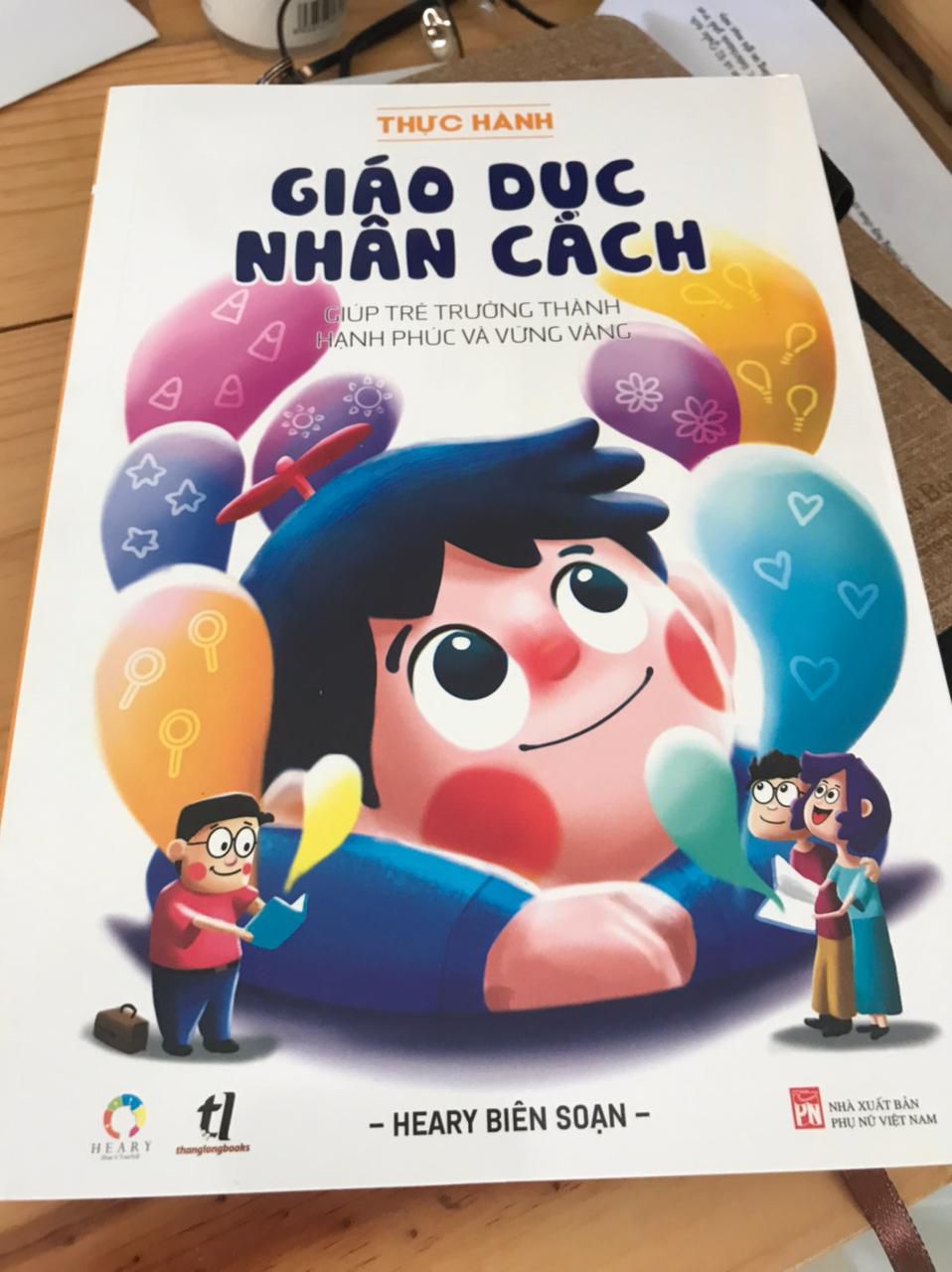 sách dễ thương, giao hàng nhanh, mình biết đến qua 1 workshop của Littlelives. 
phần in có trang bị lỗi.