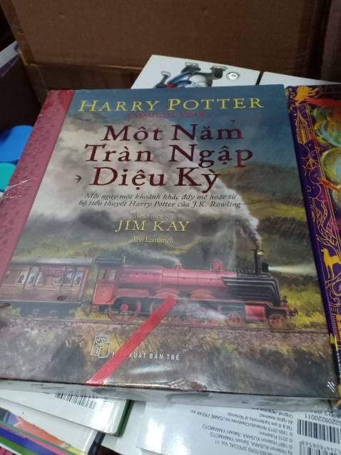 Sách nguyên seal, đẹp cực kỳ, tựa đề được phủ nhũ nhìn sang lắm luôn, tiki đóng gói chu đáo giao hàng nhanh, vote 5 sao