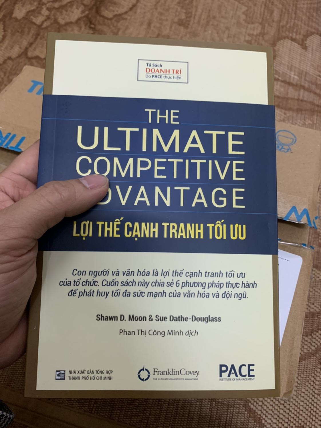 Nhận sách sớm hơn dự kiến, quy cách đóng gói cẩn thận với đầy đủ thông tin mô tả sp. Chất lượng sách rất tốt từ đóng gói li lông bảo vệ đến chất lượng giấy trắng.

Ghi điểm ngay từ những cảm nhận đầu tiên, xứng đáng là “Lợi thế cạnh tranh tối ưu” - dùng sức mạnh của văn hoá người đọc sách để trình phục thiện cảm của người đọc sách. Hiếm một quyển sách nào tạo sự trải nghiệm tốt như cuốn này, người đọc cầm trên tay cuốn sách là biết ngay là cuốn sách này (không cần nhìn hay đọc) nhờ vào chữ in nổi trên trang bìa. Cầm trên tay rất có cảm giác tạo hưng phấn cho người đọc. 

Đó là những cảm nhận của bản thân mình, chúc các bạn vui và hài lòng về lựa chọn của mình - giống như tôi ???