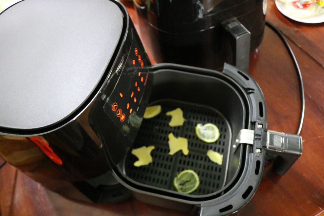 Mình săn sale nên mua liền 2 cái cho nhà dùng. Đóng gói cẩn thận, giao sớm. Có phiếu bảo hành đầy đủ mà trước h mình chưa trải nghiệm bảo hành của tiki vì ko có đồ nào hư cả :))) Mình đã thành công món heo quay, chả ram chiên, đậu phộng rang. Còn món khoai tây bị fail vì ko giòn được, tuy nhiên các cháu đều ăn sạch :D cảm ơn Tiki nhiều