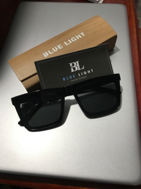 Kính được đặt trong hộp nhìn trông rấp đẹp nha có cả sẵn khăn trong hộp nữa 
Kính có chống nắng 
Nói chung xứng đáng với giá tiền 
Đây là lần đầu tiên mua ở tiki và thấy rất ưng nha 
Mỗi cái là giao hàng lau thui à