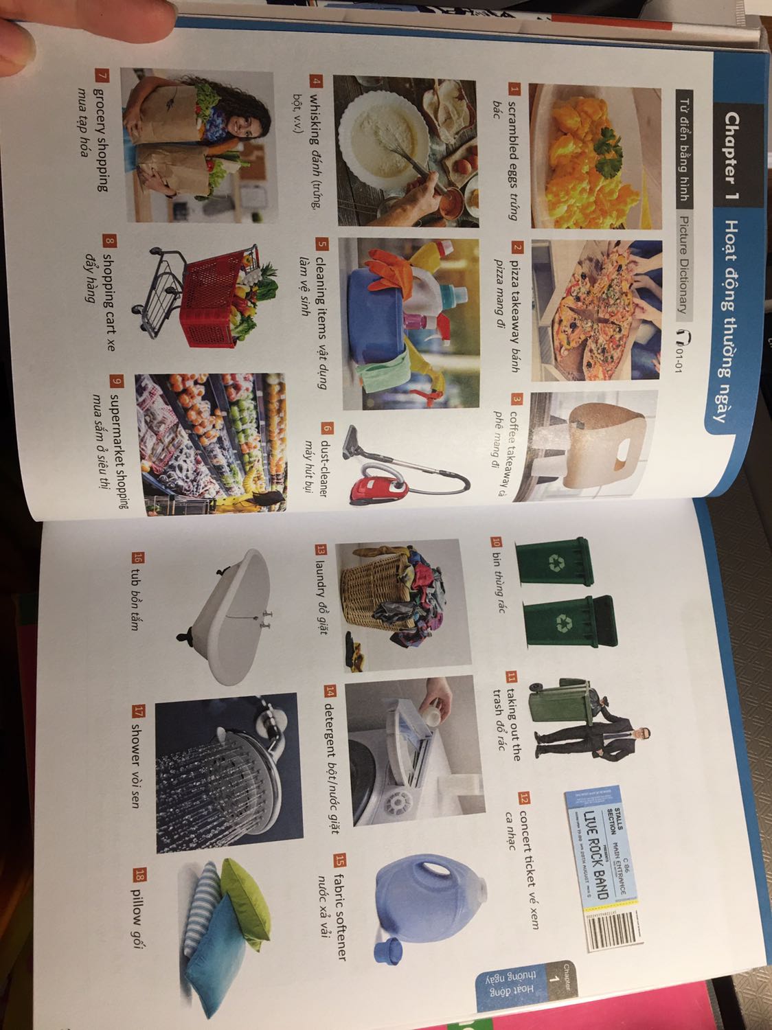 Một cuốn sách luyện giao tiếp khá hay, điểm nổi bật của cuốn sách này là phân tích nhiều hơn, 1 chủ đề có nhiều tình huống hơn, từ vựng được hướng dẫn cách dùng và những điểm căn bản cần chú ý. Có ngay các tính huống để ví dụ và dễ nhớ hơn.
Mình rất thích cuốn sách này. Về hình thức thì sách không bị lỗi, được bookcare cẩn thận.