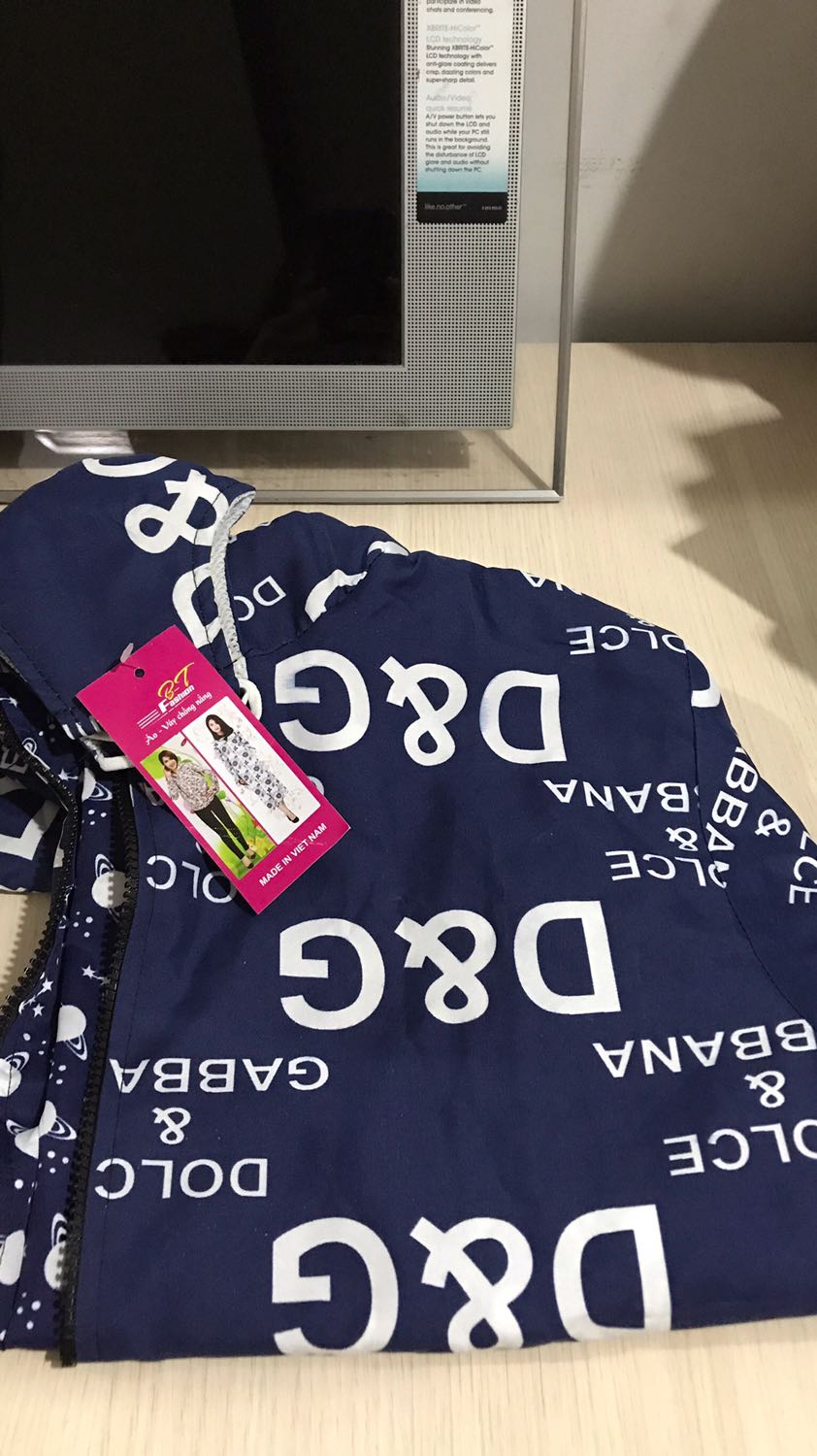 Rất không hài lòng.
Tôi đề nghị Tiki đổi đúng mẫu mà tôi đã đặt (mẫu hoa màu đỏ, không phải mẫu D & G màu xanh).