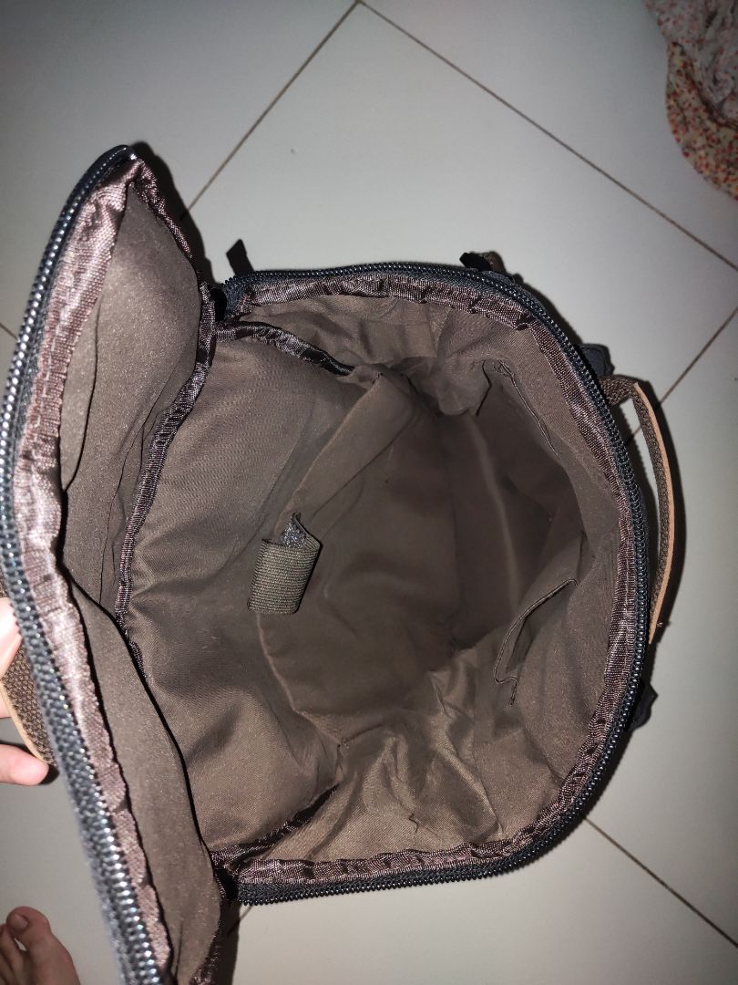 Giao hàng nhanh.
Vải canvas sờ rất thích, song hơi mỏng so với kì vọng.
(phía trong ngăn to như dưới hình)
(so sánh với balo ladoda tiêu chuẩn như dưới hình, trông nó có vẻ dài ngang nhau nhưng thực chất con balo này rộng hơn đấy nhé, chứa được rất nhiều thứ, tuy nhiên như tôi đã nói ở trên, lớp vải hơi mỏng nên việc chứa những đồ nặng tới chục cân là không nên)
Sau cùng thì đây vẫn là 1 cái balo đẹp.
4/5 sao.