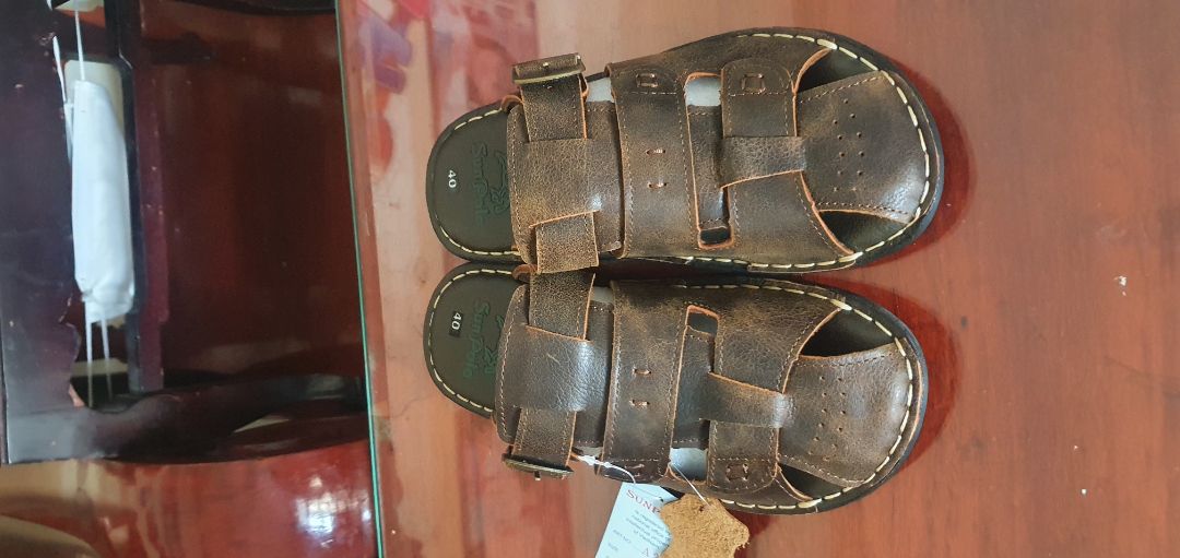 Dép khá đẹp, shop nhiệt tình tuy nhiên trả lời hơi chậm. Mọi người nên mua nhé.