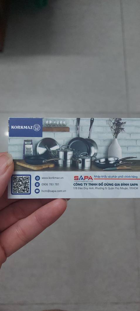 Chảo nặng tay nhưng vừa phải. Mua của đại lý phân phối chính thức trên Tiki nên đảm bảo, có cả phiếu bảo hành. Nhiều người nói chảo inox khó xài chứ mình thử lần đầu là được luôn, quan trọng là phải đợi chảo thật nóng, vẩy nước vào mà nước chạy lăn tăn rồi gom lại một luôn mới được. Còn chiẻn vẫn dính là do mình làm chưa đúng thôi. Mình chiên cá tươi, đậu phụ, xào luôn rồi ok hết nhá. Vệ sinh chảo cũng dễ do k bị bám dính cặn quá, dùng miếng rưa chén bình thường là được.