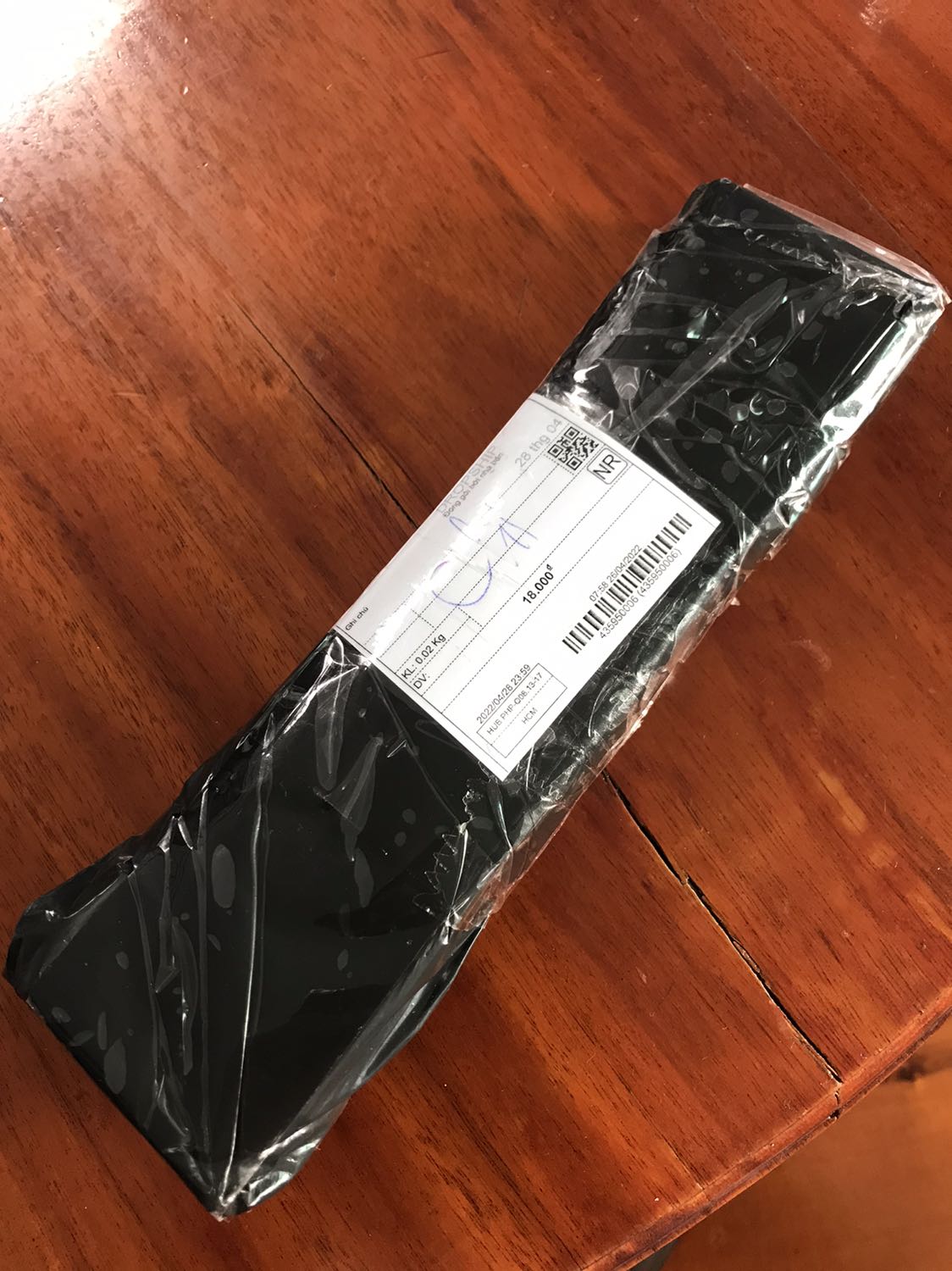 Đóng gói ổn, giao hàng đúng hẹn, ban đầu mở ra thấy hộp bút chì hết hồn 😳