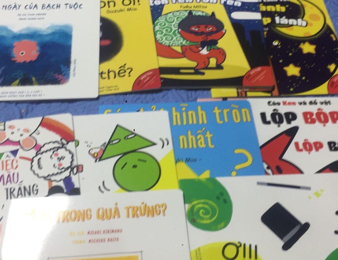 Trong tình hình dịch thế này mà Tiki giao hàng rất nhanh. Khi nhận sản phẩm mình thực sự bất ngờ. Chất lượng sách phải nói cực kì tốt, màu sắc sáng và bắt mắt, giấy là loại giấy dày, bóng. Mình xem qua nội dung của cả 10 quyển sách thấy rất dễ thương và thực sự phù hợp với các bé từ 0-6 tuổi. 
Những câu chuyện ngắn kèm hình minh họa dễ thương, không chỉ giúp các bé phát triển ngôn từ mà còn phát triển tư duy qua sự so sánh đồ vật cao hơn, thấp hơn, lớn hơn, bé hơn...
Mình mua đợt giảm giá và thanh toán qua momo nên không mất phí giao hàng. Nhận hàng rất ưng nên đặt tặng chị bạn 1 bộ y chang mà giá không đổi. 
Mình rất thích mua hàng ở Tiki Trading vì mình cảm thấy yên tâm về chất lượng.