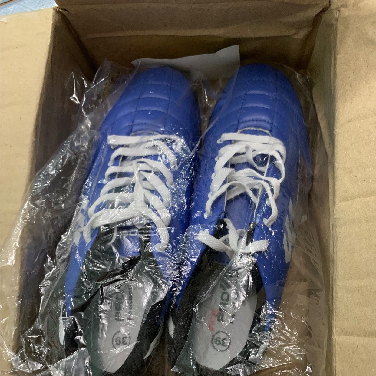 Mua tặng em trai, khá là ưng, còn được tặng thêm đôi tất nữa. Form ko hề to như mng nhận xét Mua tặng em trai, khá là ưng, còn được tặng thêm đôi tất nữa. Form ko hề to như mng nhận xét