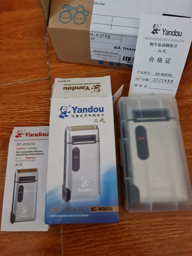 Một chiếc máy cạo râu rất tiện dùng và okay, từ ngày mua về, cũng đã cạo 2-3 lần rồi. Mình vẫn đang sử dụng pin sẵn có còn theo máy, chưa cắm sạc, nhưng đã 1 tuần vẫn chạy mượt, lưỡi dao cạo sắc bén, có dùng thêm bọt cạo râu khi dùng với máy, cảm giác da mịn sau khi cạo. cũng rất sạch, đã ko còn cảm giác khi cố gắng cạo bằng dao cạo nữa rồi, dùng mấy cái dao cạo 1 lần, thì chỉ 1-2 lần là còn sắc bén thôi, chứ nếu k thay lưỡi thì chịu, ko sạch được. với máy này thì okay. Nguyên đai nguyên hộp như ảnh nhé các bạn. Có hướng dẫn sử dụng tiếng anh và tiếng trung. Ngoài hộp giấy còn 01 hộp nhựa, có thể đảm bảo cầm máy đi du lịch, đi xa được. Với mức giá thành như này, ổn áp rồi, hy vọng sẽ sử dụng được lâu và bền. Thời điểm mình mua là giá 87k. Các bạn có thể xem thêm review từ mình cho các sản phẩm khác ở trang cá nhân tiki https://tiki.vn/feed/profile/21579466*** nhé.