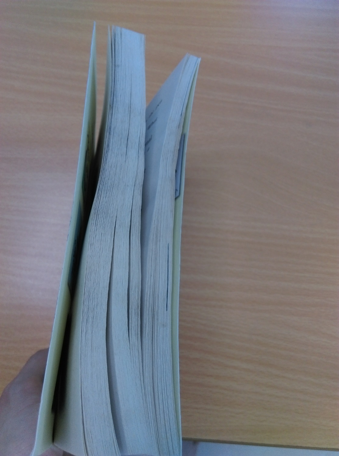 Dạo này Tiki bảo quản sách không tốt, sách ngoại văn thường giá cao đáng ra nên được bảo quản cẩn thận hơn, khách hàng mua sách vào dịp flash sale (giá tầm 130k), sau đó nhân được một cuốn sách bề ngoài không chấp nhận được: sách bị ẩm nên cong hết cả giấy, nấm bẩn cả 3 cạnh trên dưới dọc.
Còn về nội dung sách rất hay, chữ dễ đọc, chất giấy xốp nhẹ mình thích, đúng sách ngoại văn có khác, in đẹp mà Tiki bảo quản chán dẫn đến mất hết giá trị cuốn sách.
Mua 1 cuốn ngại thủ tục đổi trả hàng chờ đợi lâu nên không hoàn trả. Mất khách hàng quá :(