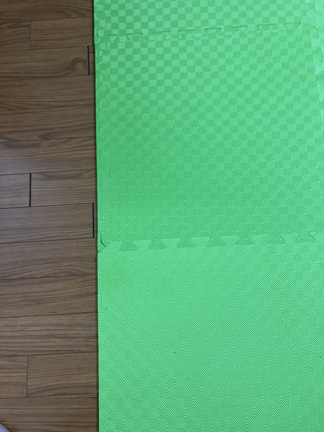 Thảm thì chất lượng khỏi bàn rồi vì đây là lần thứ hai mình mua cùng loại, cùng màu để thay mới thảm của nhà mình sau lần đầu mua cách đây 8 năm. 
Mình dùng 8 năm thảm vẫn ổn, không rách hay xẹp, chỉ bạc màu chút và bọn nhỏ làm đồ handmade nên bôi sơn ra không kịp lau nên lem nhem nên thay cho mới thôi. Lần mua này ưng hơn lần trước vì có thêm đoạn ghép mép thằng rìa ngoài, nhìn gọn gàng hơn hẳn.
Tìm mãi mới được shop bán, và ưng ý quá trời vì đóng gói cẩn thận, còn được tặng quà siêu cưng thêm nữa. Bọn nhỏ nhà mình rất thích.