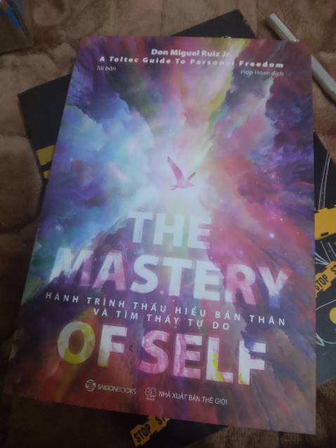 tiki gói hơi ẩu, có mỗi hộp cạc tông, kh có bubble wrap hay gì đó để bọc sách, may sách vẫn kh sao, nội dung nghe nói hay chứ chứ đọc chưa biết, hơi cọc shipper=))