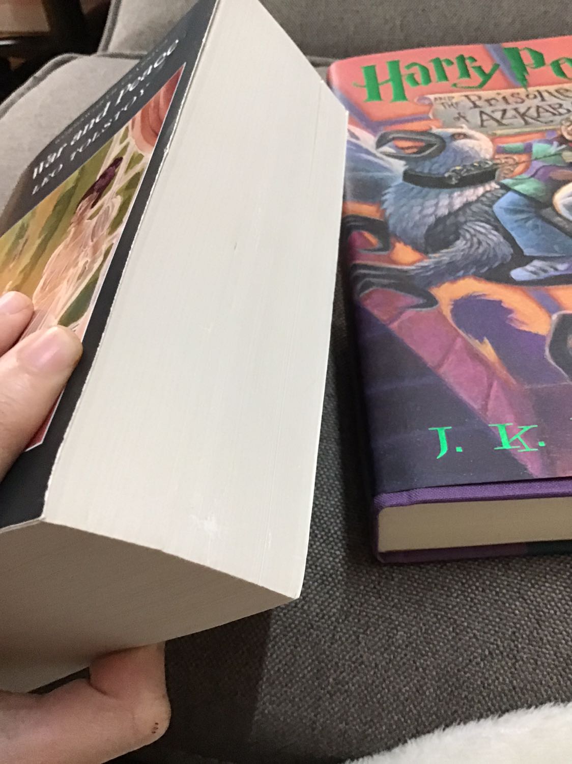 - Sách mới thơm nức mùi giấy. Lại còn là sách ngoại văn mà giá như thế này là quá ôke rùi các bác ạ. 
- Nhược điểm duy nhất như mọi người đều đã nói là chứ khá nhỏ, nhìn lâu có thể đau mắt nhưng với tác phẩm đồ sộ như vậy gói gọn lại trong size giấy bé như vậy và với giá thành như vậy thì mình cũng tháy hợp lí thôi. 
- Ngoài ra sách còn có đầy đủ thông tin về bối cảnh lịch sử và tổng quan nhân vật nên khá dễ theo dõi. Đặc biêt là bản dịch truyện gốc có sự chấp thuận của tác giả nên mình khá yên tâm. Tóm lại là nội dung 100/10 đó các bác. 
- Mình thấy đối với học sinh sinh viên hay đơn giản là những con người không có tiền mà vẫn muốn đọc sách ngoại văn chất lượng (tất nhiên là về nội dung) thì đây là một cuốn sách nên mua nhé.
(mình có thêm ảnh so sánh cỡ chữ trong truyện với cỡ chữ bình thường cho các bác tiện so sánh nhé)