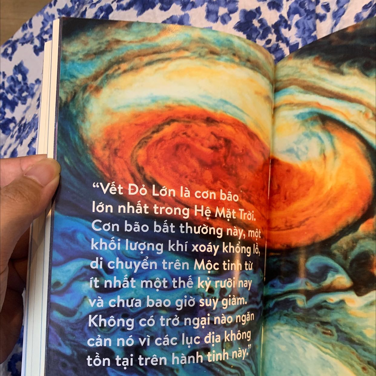 Cuốn này có bọc màng co nha. Sách nhỏ hơn mình nghĩ. Cỡ chữ to. Bên trong có một số trang in màu và là giấy bóng. Một cuốn sách về vũ trụ vô cùng lãng mạn.