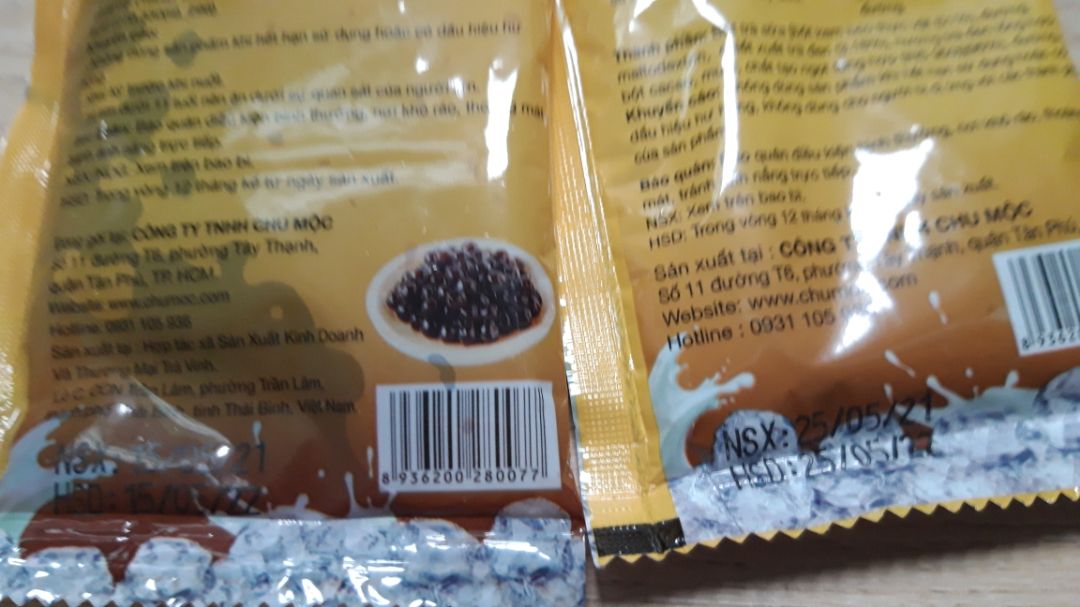 Vỏ hộp chỉ dán miếng băng keo niêm phong. 
Hạt mình thấy hơi chua, k biết do vị như vậy hay sao. Xem HSD thì mới sx 25/05/2021 ghi ngoài hộp nhưng bên trong thì gói pha trà và gói trân châu khác ngày nhau.
