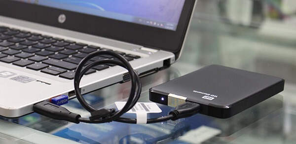 Mình đặt mua Ổ Cứng Di Động WD Elements 2TB 2.5 USB 3.0 - WDBU6Y0020BBK - Hàng chính hãng trên Tiki và đã sử dụng được khoảng 2 ngày. Bước đầu thấy tốc độ đọc/ghi dữ liệu nhanh, dễ sử dụng. Sản phẩm được giao khá nhanh, ổ cứng cũng không bị vấn đề gì, tặng kèm thêm túi chống sóc khá OK, nhưng túi đựng thì thấy hơi bẩn. Tóm lại là bước đầu thấy sản phẩm dùng rất tốt, mình rất hài lòng, nhưng vẫn cần thêm thời gian đề kiểm chứng độ bền cũng như chất lượng thật sự.