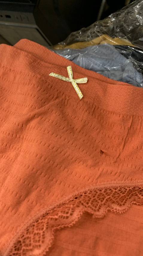 Chất có vẻ mát mẻ, nhưng có 1 lỗi rách trong lô hàng giao. Chưa mặc nên ko biết dễ bai ko?