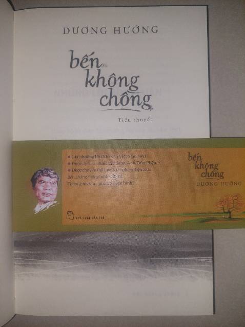 “Đám tang không hề có tiếng khóc gào thét lên như mọi đám tang khác, nhưng tất cả mọi người ai cũng thấy mình đang khóc – khóc âm thầm lặng lẽ - khóc về nỗi đau nhân tình – khóc cho một linh hồn cô độc “
Tôi đã từng nghĩ một cuốn tiểu thuyết hay về thân phận con người, về chiến tranh về làng quê Bắc bộ có lẽ cần nhiều trang sách hơn thế, cần đi sâu hơn nữa miêu tả đời sống nông thôn hậu chiến cùng những diễn biến tâm lý phức tạp nơi con người,  nhưng tôi đã nhầm -  “ Bến không chồng” không dài dòng cũng không cầu kỳ khoa trương trong ngôn ngữ và thủ pháp kể chuyện, những câu chuyện kể mộc mạc chân thực cùng lối hành văn giản dị, tự nhiên tự nó đã khiến bao cảm xúc ùa về nơi độc giả.