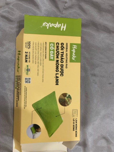 - Màu xanh mát mắt.
- Có thể tháo phần túi thuốc, miếng tạo nhiệt ra để giặt sạch, do phần vải là da lộn/nhung nên mình giặt với sữa tắm, phơi trong bóng râm.
- Nên lấy khăn ẩm sạch, lau phần ngoài trên túi thuốc, giúp sạch bụi bẩn. 
- Nhiệt ở mức cao làm nóng nhanh, nên mình dùng cho 15’ đầu, lát sau mình chuyển sang mức các mức khác (mình dùng chườm bụng, phần da mỏng).
- Gối chườm quà tặng kèm theo: bỏ lò vi sóng như hướng dẫn, nóng lâu.

Tóm lại: nên mua nhé, mình sẽ trải nghiệm thêm những sản phẩm khác.