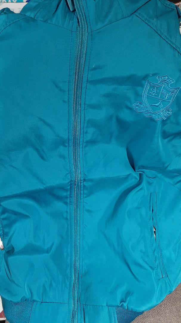 Áo khoác đẹp , logo được in sắc nét , đường chỉ may rất chắc chắn , áo khoác đúng như mô tả , túi có dây kéo đựng được tiền ok yên tâm ! Tiki có lẽ là sàn giao hàng nhanh nhất hiện nay ! Thank you