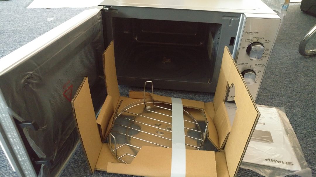 Hàng khá ổn. bên ngoài mặt như gương, khi chạy có đèn thì nhìn đc bên trong,
thiết kế đẹp, tinh tế.
Đầy đủ phụ kiện, giao hàng nhanh. mà đội shipper cũng đỉnh. họ đi xe máy mà trở đc bao nhiêu đồ, toàn đồ cồng kềnh lại nặng nữa. khiếp chằng chi chít đằng sau.