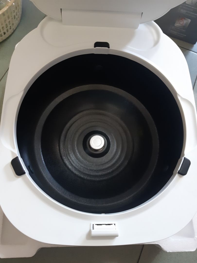 giao hàng rất nhanh. chỉ 2 ngày so với hệ thống báo là 7 ngày.
menu tiếng việt sắp xếp dễ dùng.
vỏ nhựa cứng cáp. cách điện tốt ko phải lo như vỏ nhôm.
cảm ứng nhạy.
mấy bạn nấu gạo mắc tiền thì theo hướng dẫn trên bao gạo để chọn cài đặt nồi nấu cho đúng thì mới ngon nhé.

hâm giữ nóng lâu thì có đọng ít nước. nhưng cơm nóng liên tục thì ko có chuyện thiu đâu. 
menu cài đặt có cho điều chỉnh thời gian nấu.