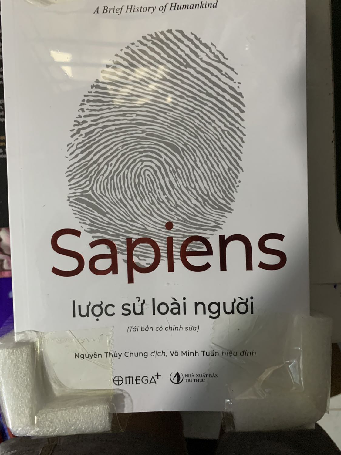 Sản phẩm nhận được ngoài mong đợi 
Shop ETbooks đóng gói có cả mút xốp 4 góc để sách k cọ nhăn góc. Lần đầu tiên có shop đóng gói kỹ đến vậy. Love 
Về nội dung: chỉ nghe qua review nên mua chứ chưa đọc ạ