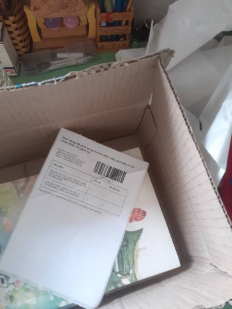 Á á áaaaa, lần này Tiki giao khá nhanh, đặt đêm qua (00:51) hôm nay giao.

Tuy nhiên, giao hơi ẩu và có nhầm lẫn nhỏ.

Sách này mình thấy nhiều người review là nhẹ nhàng và hay, hơn nữa khâu dịch cũng được đánh giá cao nên mới hốt về, bấy lâu nay gặm phải mấy nhà dịch tệ hơi khổ rồi (≡^∇^≡).