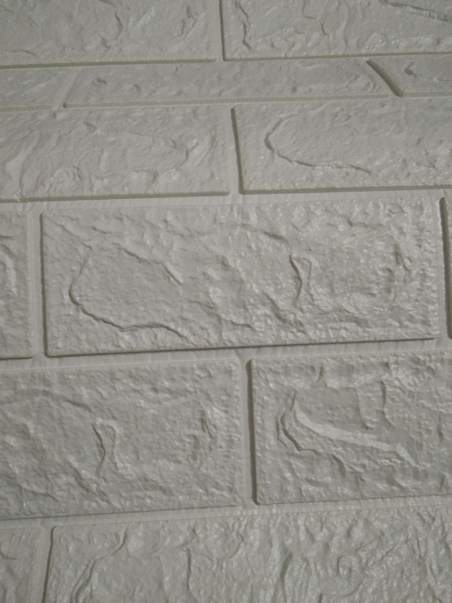 miếng dán ổn, màu trắng sữa, keo dán 1 thời gian khoảng 5 tháng là bung, dễ dán.