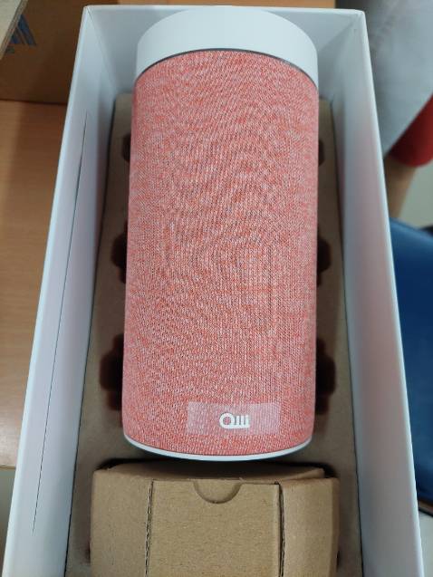 Mua cái thứ 2 rồi, màu hồng nhìn đẹp, dễ thương, trẻ trung. Kết nối dễ dàng, dễ cài đặt, tương thích với app smart life. 
Thỉnh thoảng, loa không nhận lệnh hoặc hơi lag nhưng nhìn chung là chất lượng tốt trong tầm giá.
Giá cả hợp lý. Hy vọng trong tương lai sẽ cải thiện hơn về phần mềm, nâng cao kho dữ liệu và thêm nhiều hệ thống nhà thông minh tương thích, thêm hệ thống xiaomi càng tốt 🙂