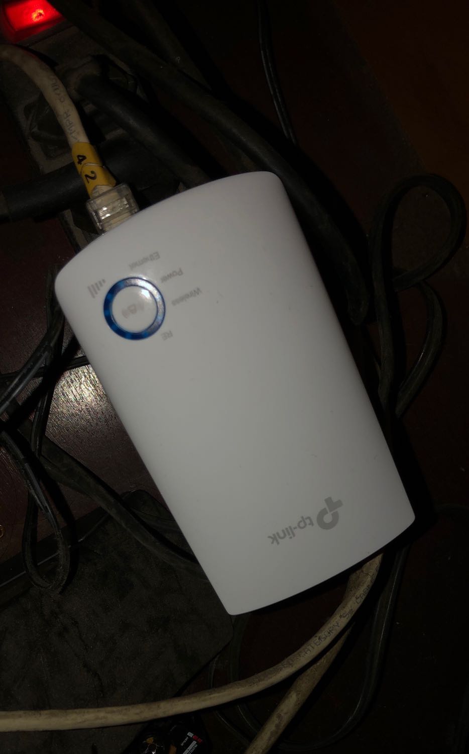 Hàng xài tốt, khá ổn, đường truyền mạng khi cắm dây cáp với modem được giữ tới 80%. Còn nếu dùng mở rộng vùng sóng wifi thì phát được 30-40% so với sóng gốc từ modem. Nói chung khá chất lượng. Chỉ có điều là repeater nên kh có tản nhiệt sẽ nóng. Chức năng tốt, chưa biết bền hay không nhưng chất lượng ok. Đóng gói cẩn thận, có tem niêm phong, bao bì đẹp, sang và bảo vệ tốt. Nên mua