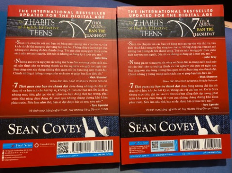 Có vẻ sách ti ki bán ko phải là sách chính hãng??? Cuốn bên trái là của tiki mình vừa mua hôm qua ko có tem chống hàng giả; tình cờ mình đặt dư thêm cuốn bên phải mua từ fahasa online có tem chống hàng giả và sờ cảm nhận cuốn bên phải từ màu sắc, chất lượng  giấy cứng hơn