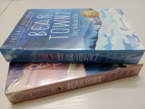 Hàng về nhanh, sách vô cùng đẹp, seal căng bóng, nhưng bị móp hơi nặng góc tập 1, nhưng mua với giá này thì quá ổn rồi, mình thấy nhiều bạn mua sách cũng bị trường hợp như thế này, mình mong các bạn sẽ cải thiện, đây là một tác phẩm mình vô cùng yêu thích, có lẽ sẽ quay lại mua tập 3, cảm ơn và mong bên đội ngũ khắc phục tình trạng này ạ. Vì giá trị của sách không những là nội dung, mà còn là bìa ấn phẩm, dàn trang, bookmark, chất lượng giấy,.. và hơn cả là thái độ và sự tôn trọng của đội ngũ dành cho khách hàng và những người hâm mộ cuốn sách này ạ, Các bạn ấy cũng như mình, cũng hy vọng nhận về một tác phẩm trọn vẹn để trải nghiệm. Nên mình mong đội ngũ sẽ cải thiện vấn đề này hơn.